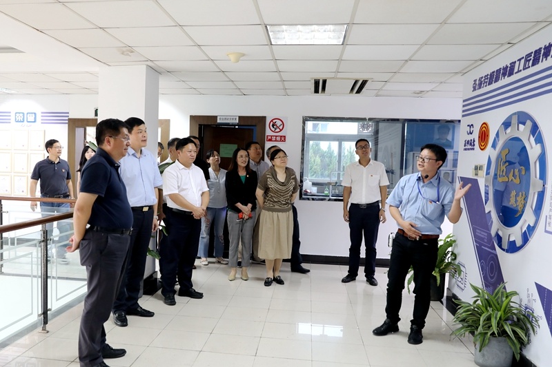 2020年7月29日，时任浙江省政协常委、社法委副主任、省总工会副主席、一级巡视员董建伟莅临景兴纸业调研新时代工匠培育工作